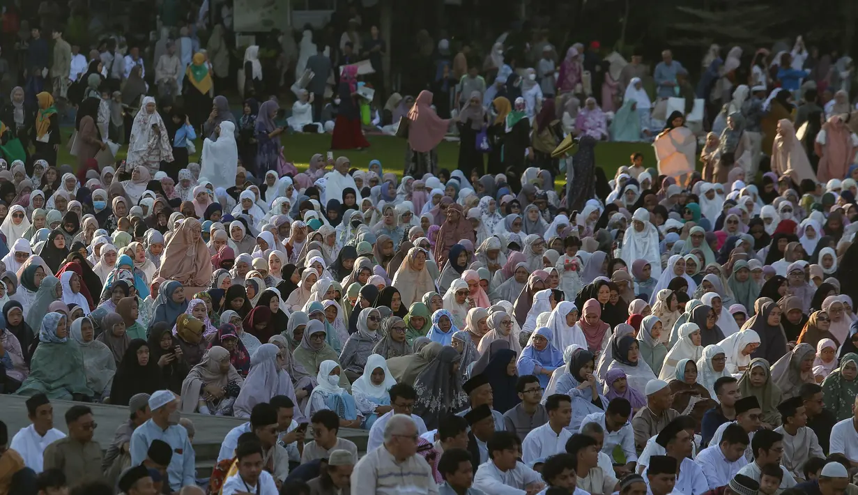 Penetapan ini merujuk pada Keputusan Musyawarah Nasional XXXII Tarjih Muhammadiyah tentang Kalender Hijriah Global Tunggal (KHGT). Tampak dalam foto, ribuan umat muslim Muhammadiyah melakukan salat Idul Fitri 1447 Hijriah di Lapangan Sempur, Kota Bogor, Jawa Barat, Jumat (20/3/2026).(merdeka.com/Arie Basuki)