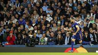 Penyerang Real Madrid, Karim Benzema berselebrasi usai mencetak gol ke gawang Manchester City pada pertandingan leg pertama semifinal Liga Champions di stadion Etihad di Manchester, Inggris, Rabu (27/4/2022). City menang atas Madrid 4-3. (AP Photo/Dave Thompson)