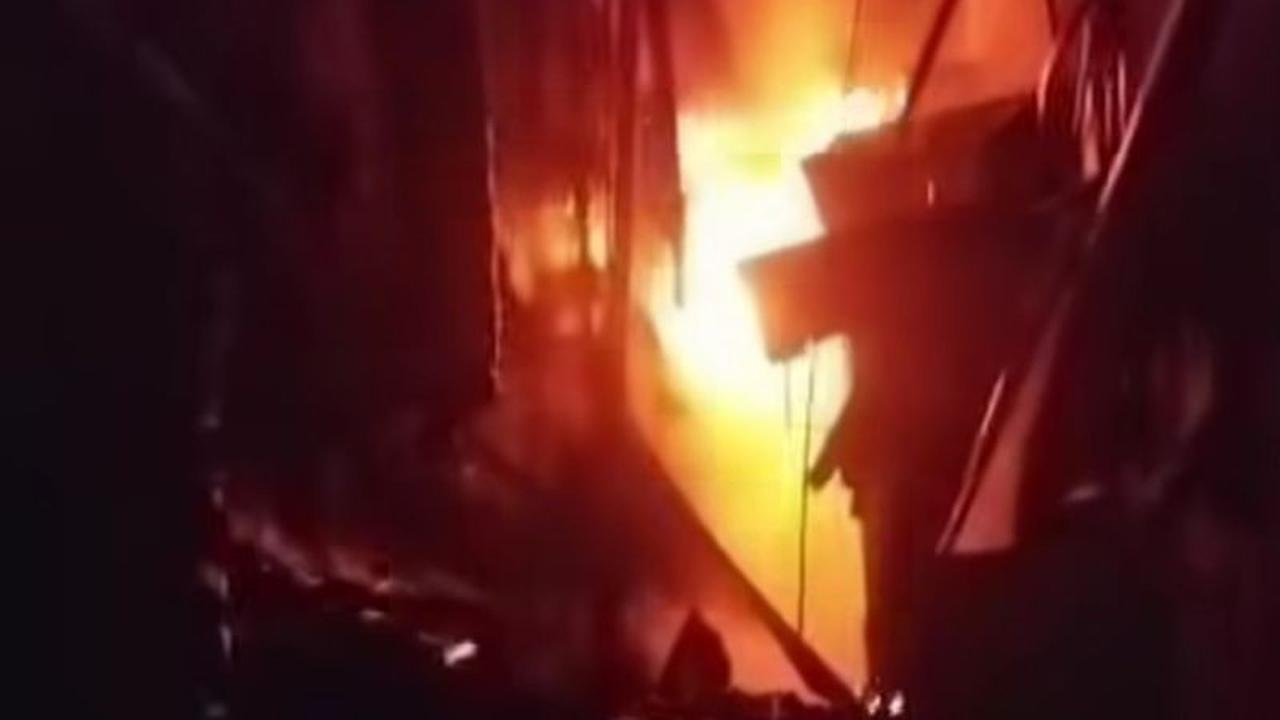Lima Petugas Terluka Akibat Kebakaran Tanah Sereal Jakarta Barat yang Melalap Konveksi