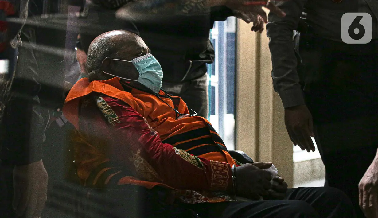 Gubernur Papua Lukas Enembe dibawa dari RSPAD Gatot Subroto ke Gedung Merah Putih KPK, Jakarta, Kamis (12/1/2023). Berdasarkan pemeriksaan tim medis tersangka kasus dugaan korupsi pembangunan infrastruktur di Provinsi Papua itu telah dinyatakan fit to stand trial sehingga dapat menjalani pemeriksaan untuk melengkapi berkas perkaranya. (Liputan6.com/Faizal Fanani)