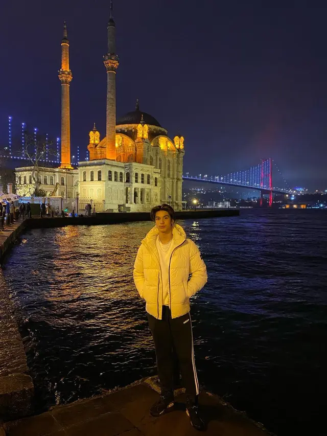 Potret Eddy Meijer, putra Maudy Koesnaedi liburan di Turki (Foto: Instagram eddy_mm)