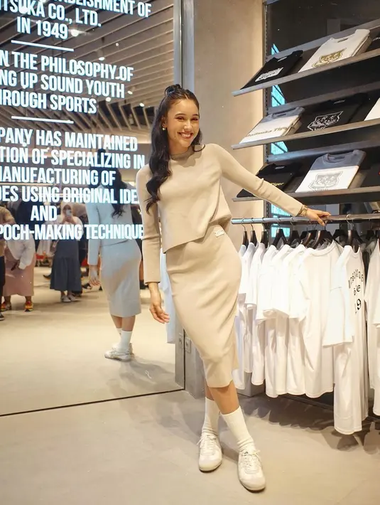 Yasmin Napper juga menata rambutnya dengan half ponytail namun dengan style yang berbeda [@yasminnapper]