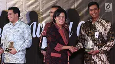 Menteri Keuangan Sri Mulyani (dua kanan) memberikan penghargaan Wajib Pajak 2019 kepada Direktur Keuangan BNI Anggoro Eko Cahyo di Jakarta, Rabu (13/3). Sri Mulyani memberikan apresiasi dan penghargaan kepada 30 Wajib Pajak (WP). (Liputan6.com/JohanTallo)