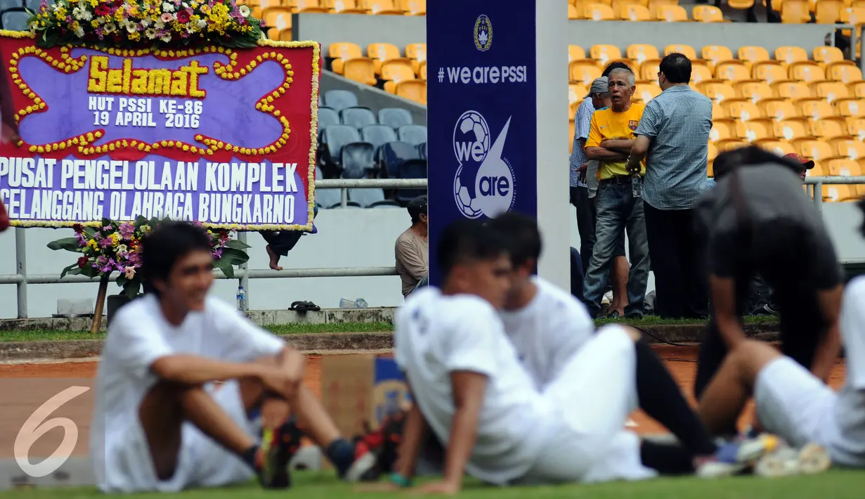 Sejumlah pemain bola beristirahat saat laga eksebisi perayaan HUT PSSI ke-86 di Stadion GBKJakarta, Selasa (19/4/2016). Setahun pasca dibekukan oleh Kemenpora, PSSI merayakan hari jadinya secara sederhana. (Liputan6.com/Helmi Fithriansyah)