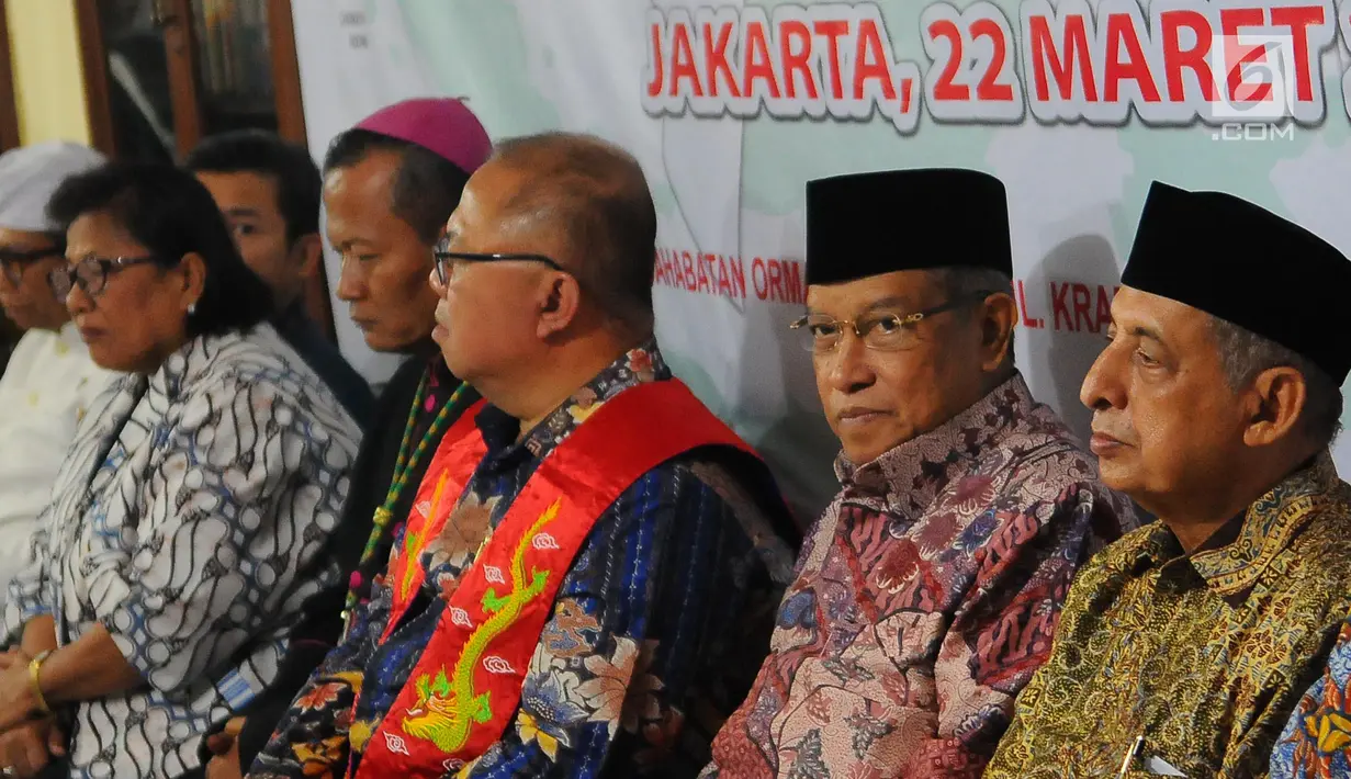 Ketua Umum Lembaga Persahabatan Ormas Islam (LPOI) Said Aqil Siradj (dua kanan) saat menghadiri deklarasi Pemilu Damai di Jakarta, Jumat (22/3). LPOI siap menjaga proses Pemilu 2019 yang bersih, jujur, dan damai. (Liputan6.com/Angga Yuniar)