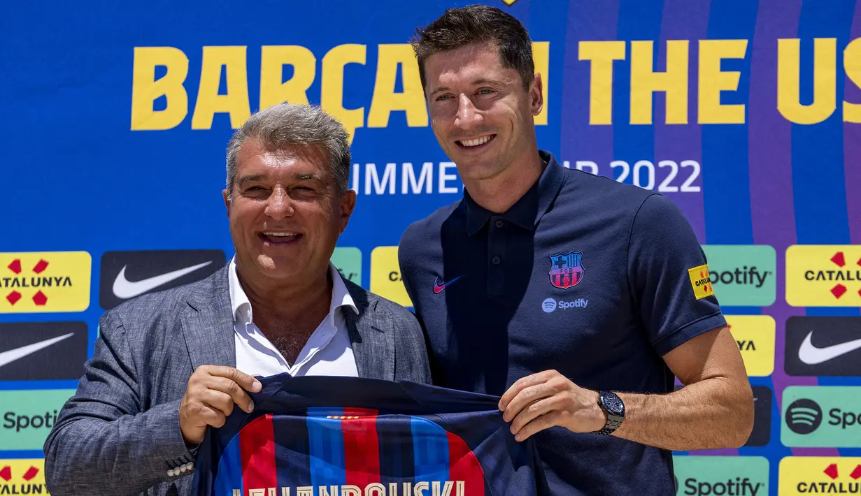 Robert Lewandowski. Usai ditinggal Romelu Lukaku yang dipinjamkan ke Inter Milan, Chelsea amat berhasrat mendatangkan striker mematikan yang kriterianya terpenuhi dalam diri Robert Lewandowski. Chelsea pun intens melakukan pendekatan saat terdengar kabar sang pemain ingin meninggalkan Bayern Munchen. lagi-lagi Chelsea harus menelan pil pahit, striker asal Polandia tersebut ternyata lebih memilih bermain bersama Barcelona di Liga Spanyol. Ia pun diikat Blaugrana hingga Juni 2026 dengan biaya transfer 45 juta euro. (AFP/Getty Images/Eric Espada)
