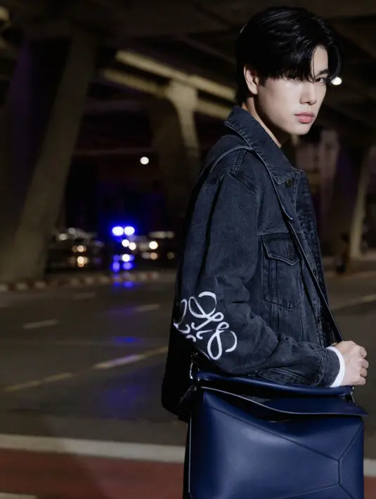 Melihat Gaya Airport Tawan dan Phuwin Kenakan Loewe Spring Summer 2025 Men's Collection.