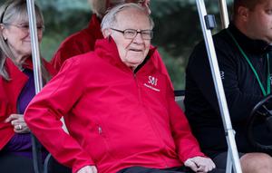 Warren Buffett, Ketua dan CEO Berkshire Hathaway, menuju sesi pagi di Konferensi Allen & Company Sun Valley pada 13 Juli 2023 di Sun Valley, Idaho.  (Kevin Dietsch/ Getty Images via AFP)
