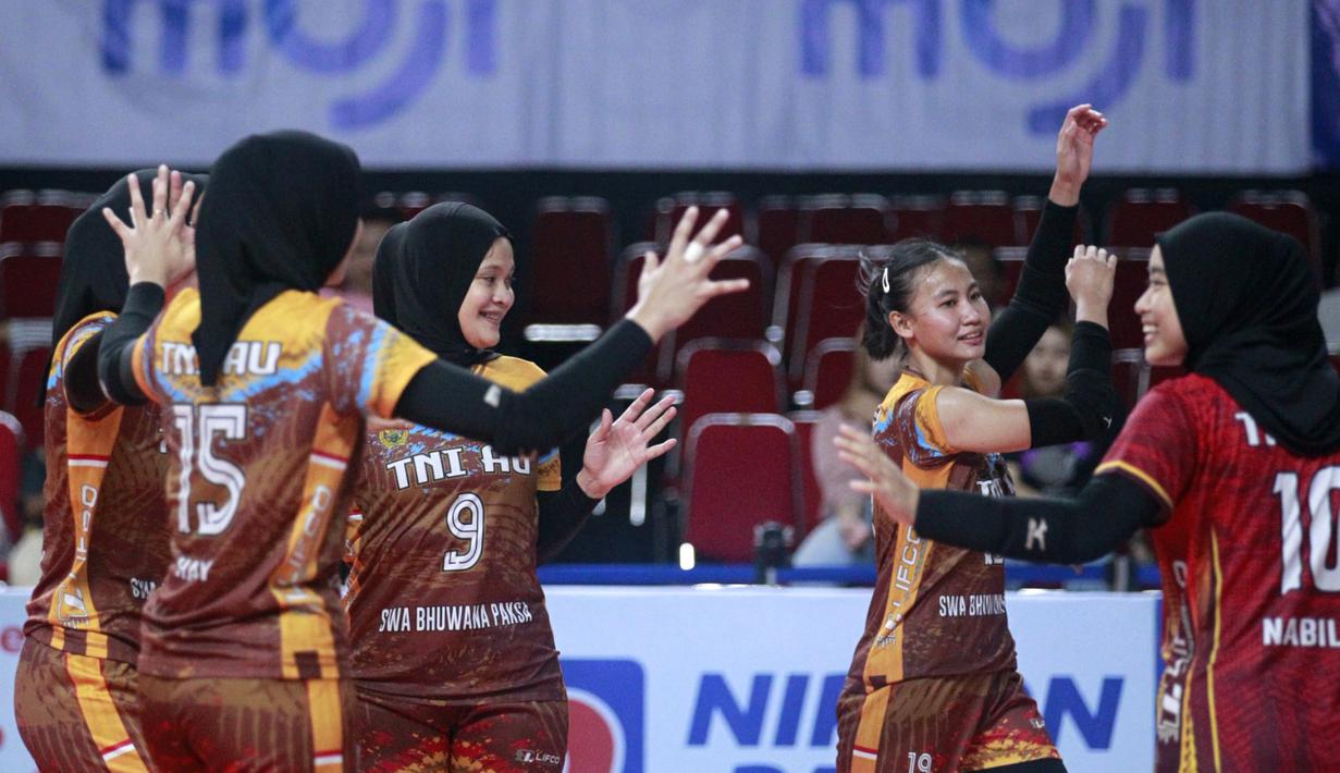 Selebrasi tim putri TNI AU saat bertanding melawan tim putri TNI AL  pada putaran kedua final four di GOR Joyoboyo, Kediri, Rabu (6/12/2023). TNI AU berhasil memetik kemenangan atas TNI AL dengan skor 3-1 (25-21, 19-25, 25-17, dan 25-21) dan berhask melaju ke grand final Livoli Divisi Utama 2023. (Dok. PBVSI)