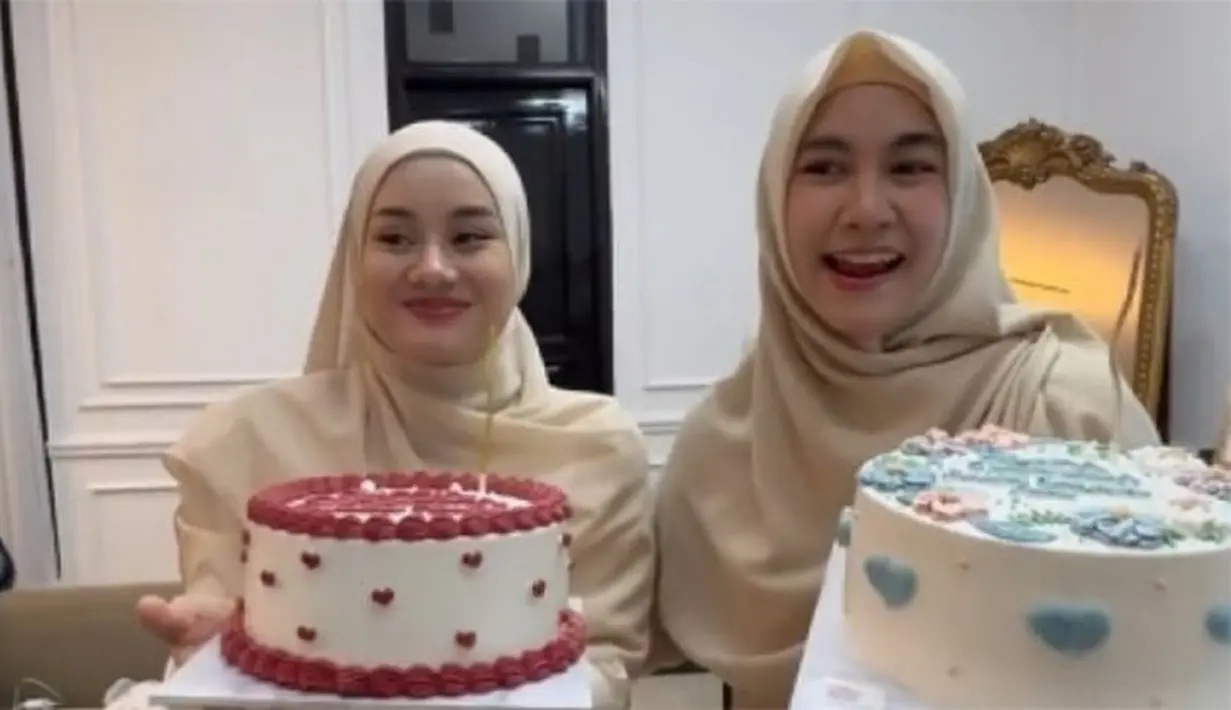 Meski telah terlewat hari ulang tahunnya, keduanya tampak begitu bahagia. Selain Dinda dan Anisa Rahma, Geng Butterfly juga ada Henny Yuliana Rahman istri dari Alvin Faiz. [Instagram/ratuisyellnrzr]