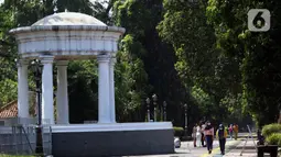 Warga berjalan di pedestrian seputaran Istana dan Kebun Raya Bogor, Jawa Barat, Sabtu (19/9/2020). Sebagai upaya pencegahan penularan COVID-19, Pemkot Bogor menutup sementara pedestrian seputaran Istana dan Kebun Raya Bogor pada Sabtu dan Minggu di masa PSBMK. (Liputan6.com/Helmi Fithriansyah)