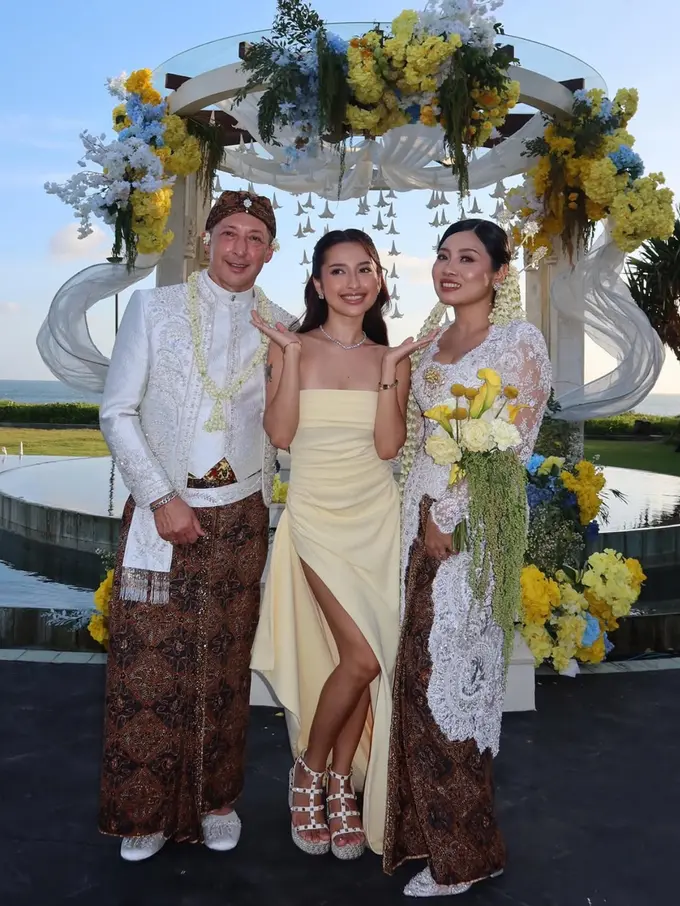 Jennifer Coppen hadir di acara Pernikahan Sang Ayah . [@jennifercoppenreal20]