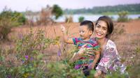 Ilustrasi ibu dan anak. (pexels.com/Archie Binamira)