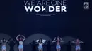 Girlband K-Pop, AOA tampil pada upacara penutupan Asian Para Games 2018 di Stadion Madya Senayan, Jakarta, Sabtu (13/10). AOA tampil membawakan lagu I'm Jelly Baby, Bingle Bangle, Excuse Me, dan Heart Attack. (Bola.com/Vitalis Yogi Trisna)