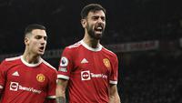 Meski MU sedang tidak dalam performa terbaik mereka, Bruno Fernandes mampu keluar sebagai pemain tengah yang tampil konsisten di setiap laganya. Geladang asal Portugal tersebut tercatat telah berkontribusi atas 9 gol dan 14 assist dalam 35 penampilannya musim ini. (AFP/Oli Scarff)