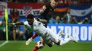 Pemain Kroasia, Ante Rebic melakukan tackling terhadap bek timnas Inggris, Danny Rose pada babak semifinal Piala Dunia 2018 di Stadion Luzhniki, Rabu (11/7). Rose menyita perhatian lantaran mengenakan kaus kaki yang berlubang. (AFP/ MANAN VATSYAYANA)
