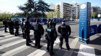 Polisi Prancis yang mengenakan perlengkapan anti huru-hara mengontrol akses ke stadion Parc des Princes menjelang pertandingan leg pertama perempat final Liga Champions UEFA antara Paris Saint-Germain (PSG) dan FC Barcelona di Paris pada 10 April 2024. (FRANCK FIFE/AFP)