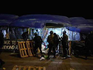 Militer Sri Lanka melepaskan tenda dari lokasi kamp protes anti-pemerintah di luar Sekretariat Presiden di Kolombo, Sri Lanka, Jumat (22/7/2022). Pasukan keamanan di Sri Lanka menggerebek kamp protes anti-pemerintah utama di ibu kota Kolombo dan mulai merobohkan tenda. (AP Photo/Rafiq Maqbool)