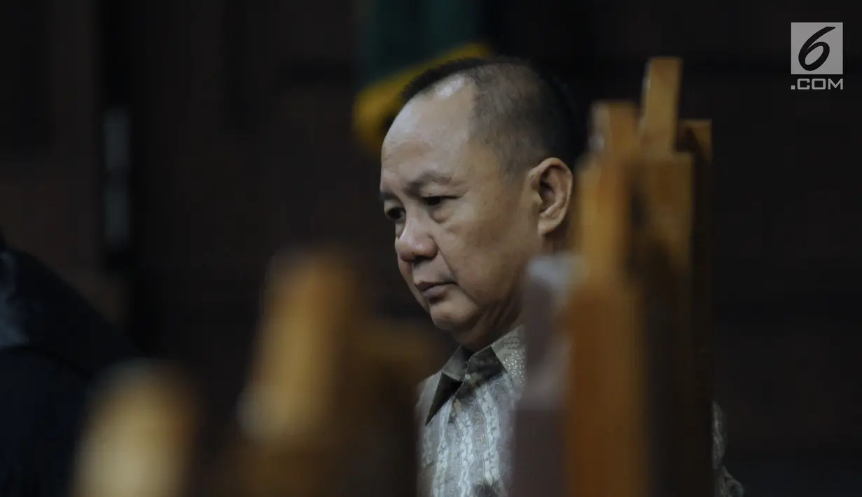 Terdakwa penerbitan SKL terhadap obligor BLBI, Syafruddin Arsyad Temenggung bersiap menjalani sidang lanjutan di Pengadilan Tipikor, Jakarta, Kamis (21/6). Sidang mendengar keterangan saksi. (Liputan6.com/Helmi Fithriansyah)