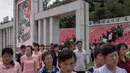 Foto yang diambil pada 24 Juli 2017, pengunjung Korea Utara berjalan usai mengunjungi Sinchon Museum of American War Atrocities di Pyongyang. Pada 2014 Pemimpin Korea Utara Kim Jong-un mengunjungi museum ini. (AFP Photo/Ed Jones)