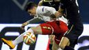 Pemai FC, Salzburg, Marcel Sabitzer (kiri) berebut bola dengan pemain GNK Dinamo Zagreb, Jozo Simunovic pada laga Liga Europa 2014/2015 di Maksimiri Stadium, Zagreb, 6 November 2014. Sabitzer diboyong RB Leipzig pada 2014. Ia kemudian dikirim ke RB Salzburg karena kedua sama-sama bernaung di bawah Red Bull. Bakatnya bersinar di Liga Austria dengan mengantongi 27 gol dan 21 assist dalam 51 pertandingan di Red Bull Arena. (AFP/Stringer)