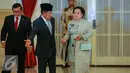 Wakil Presiden Jusuf Kalla (kiri) bersama Mantan Presiden ke-5 Megawati (kanan) hadir dalam pelantikan Kepala Lembaga Sandi Negara (Lemsaneg) di Istana Negara, Jakarta, Jumat (8/1/2016). (Liputan6.com/Faizal Fanani)