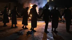 Pria Ultra-Ortodoks Yahudi menari di samping api unggun di Yerusalem, Kamis (29/4/2021). Selama liburan Lag Ba'Omer, menandai berakhirnya wabah yang dikatakan telah membinasakan orang Yahudi selama zaman Romawi. (AP Photo/Sebastian Scheiner)