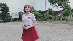 Penyanyi dangdut selalu tersorot gaya penampilannya. Termasuk seorang Nella Kharisma yang tampil curi perhatian dengan seragam SD. Ia dipuji warganet masih terlihat pantas pakai seragam SD. Foto Nella ini banjir like dan komentar. (Liputan6.com/IG/nella_kharisma)