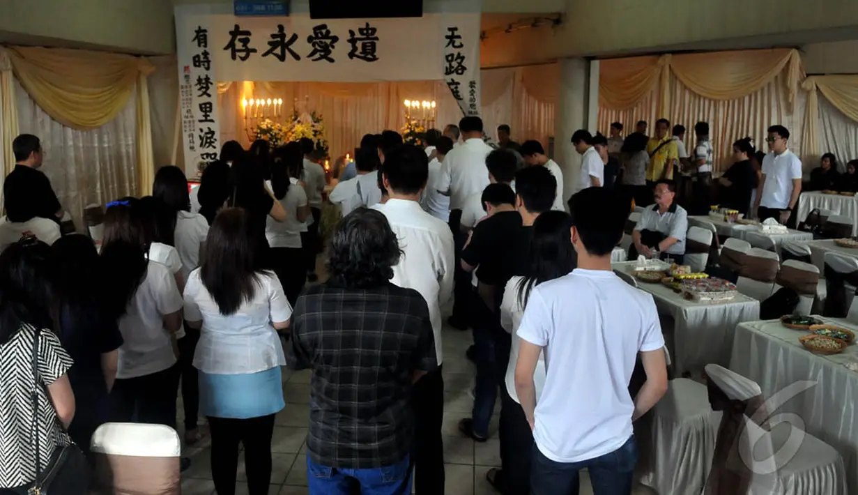 Sejumlah keluarga dan kerabat korban pesawat AirAsia QZ8501 memanjatkan doa di depan jenazah yang disemayamkan di rumah duka Adi Jasa, Surabaya, Jatim, Minggu (4/1/2015). (Liputan6.com/Johan Tallo)