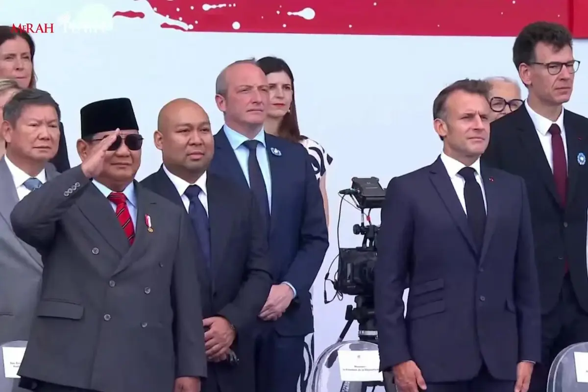 Presiden Prabowo Subianto memberikan salam hormat kepada kontingen Indonesia saat tampil pada peringatan Bastille Day atau Hari Nasional Prancis di Paris, Senin (14/7/2025).