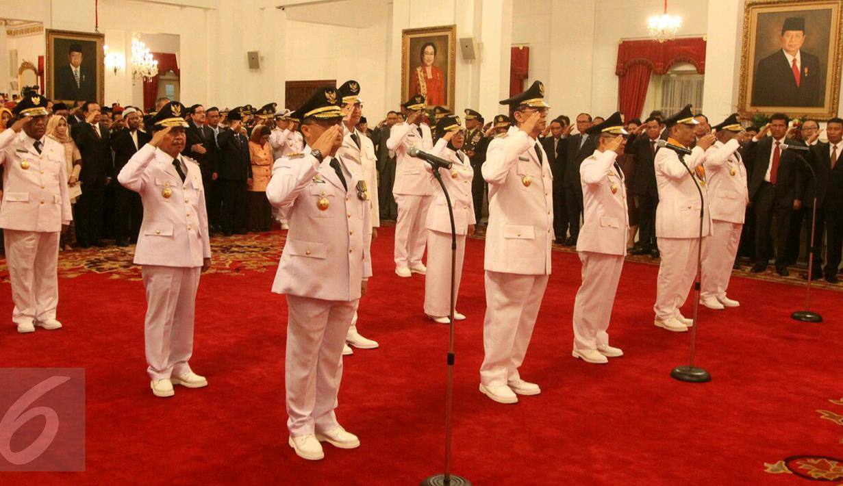 Suasana pelantikan lima Gubernur dan Wagub baru di Istana Negara, Jakarta, Jumat (12/5).  Jokowi juga melantik Wagub Riau Wan Thamrin Hasyim, yang dipilih lewat voting di DPRD, untuk mengisi sisa jabatan 2014-2019. (Liputan6.com)