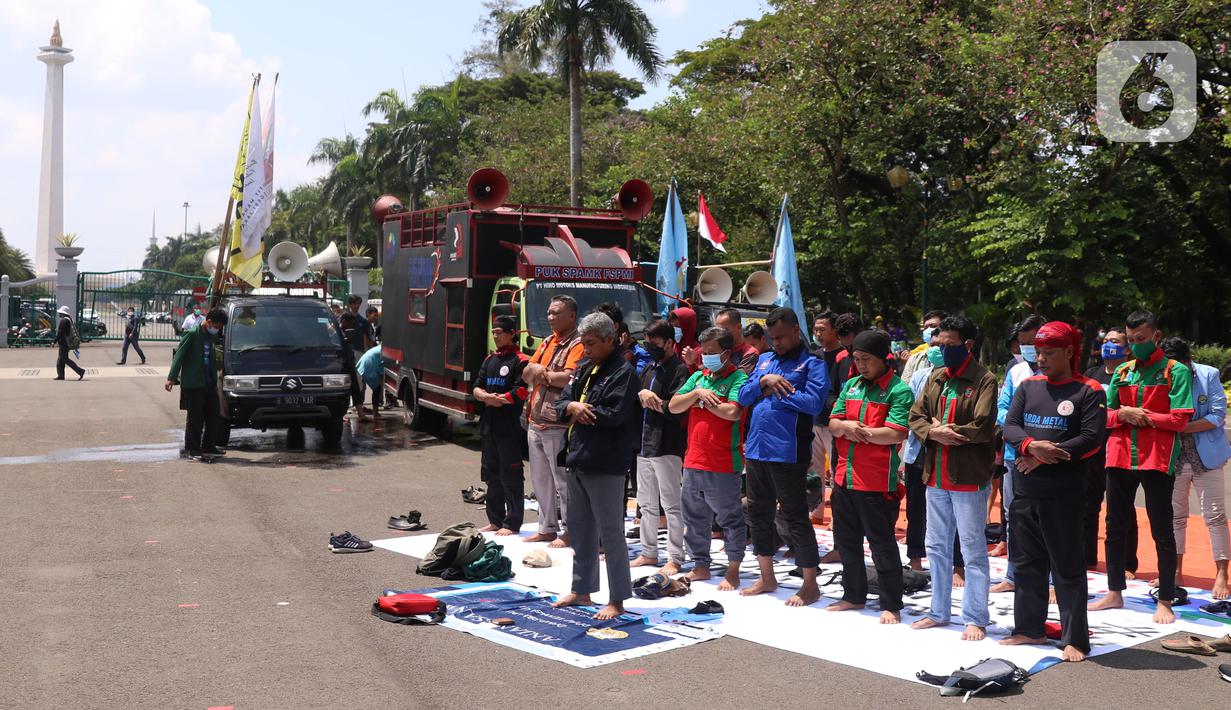 FOTO: Sholat Berjemaah di Sela Peringatan Hari Buruh ...