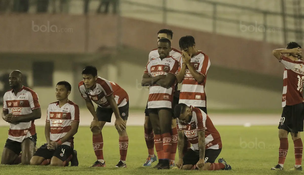 Pemain Madura United tampak tegang saat adu penalti melawan Bali United pada laga perempat final Piala Presiden di Stadion Manahan, Solo, Sabtu, (3/2/2018). Bali United menang adu penalti 5-4 atas Madura United. (Bola.com/M Iqbal Ichsan)