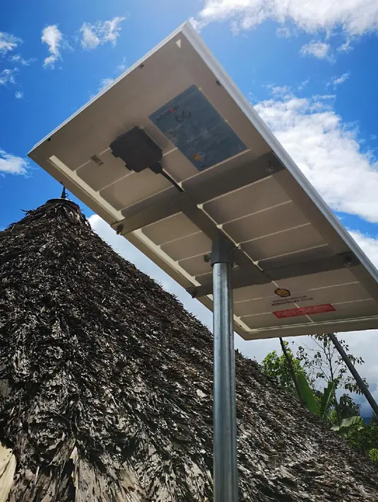 Wujud Lampu Tenaga Surya Hemat Energi (LTSHE) di Distrik Puldama, Kabupaten Yahukimo, Provinsi Papua. Pembagian dan pemasangan LTSHE dilaksanakan pada pekan kedua dan ketiga Agustus 2018. (Liputan6.com/HO/Hadi M Juraid)