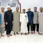 Abduh Lestaluhu ketika mengunjungi pesantren Tahfidz, Ambon, Maluku. (Bola.com/Permana Kusumadijaya)