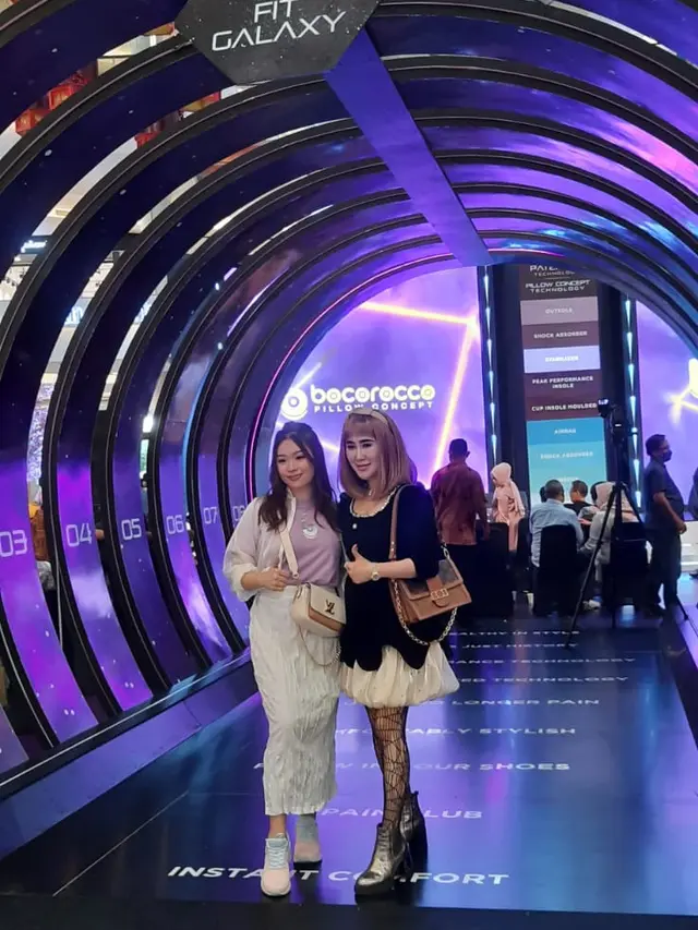 Keramaian peluncuran  sepatu terbaru Bocorocco seri terbaru yakni Galaxy di Kota Kasablanka, Jakarta, baru-baru ini.