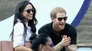 Putra kerajaan Inggris, Pangeran Harry dan aktris Meghan Markle menonton pertandingan tenis kursi roda selama Invictus Games 2017 di Toronto, Kanada, Senin (25/9). Ini merupakan penampilan publik pertama mereka bersama. (Chris Jackson/GETTY IMAGES/AFP)