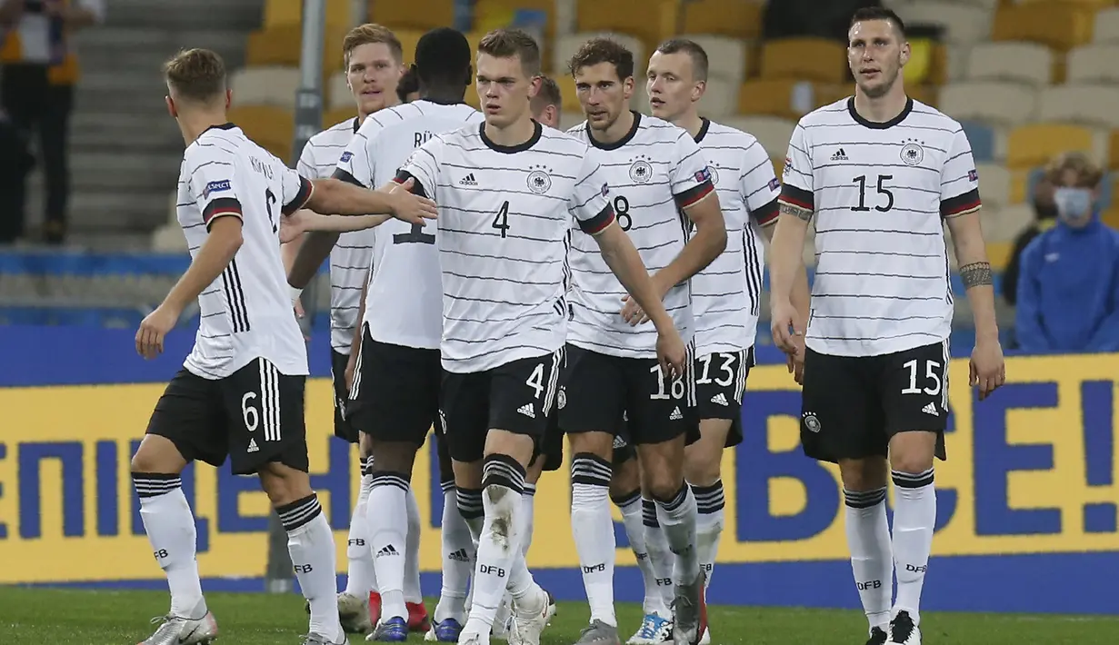 Para pemain Jerman merayakan gol kedua yang dicetak gelandang Leon Goretzka ke gawang Ukraina pada pertandingan  UEFA Nations League di Stadion Olimpiyskiy di Kyiv, Ukraina, Sabtu (10/10/2020). Jerman menang 2-1 atas Ukraina. (AP Photo/Efrem Lukatsky)