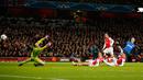 Kiper Arsenal, David Ospina Gagal menghalau bola hasil sepakan Penyerang Dimitiar Berbatov di laga 16 besar Liga Champions di Stadion Emirates Stadium, London, Inggris (25/2/2015). AS Monaco unggul 3-1 atas Arsenal. (Reuters/John Sibley)