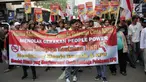 Massa yang tergabung dalam aliansi mahasiswa dan pemuda relawan cinta NKRI membawa spanduk saat unjuk rasa di depan Gedung Bawaslu, Jakarta, Jumat (17/5). Dalam aksinya mereka menolak Gerakan People Power karena syarat dengan kepentingan politik inkonstitusional. (Liputan6.com/Faizal Fanani)