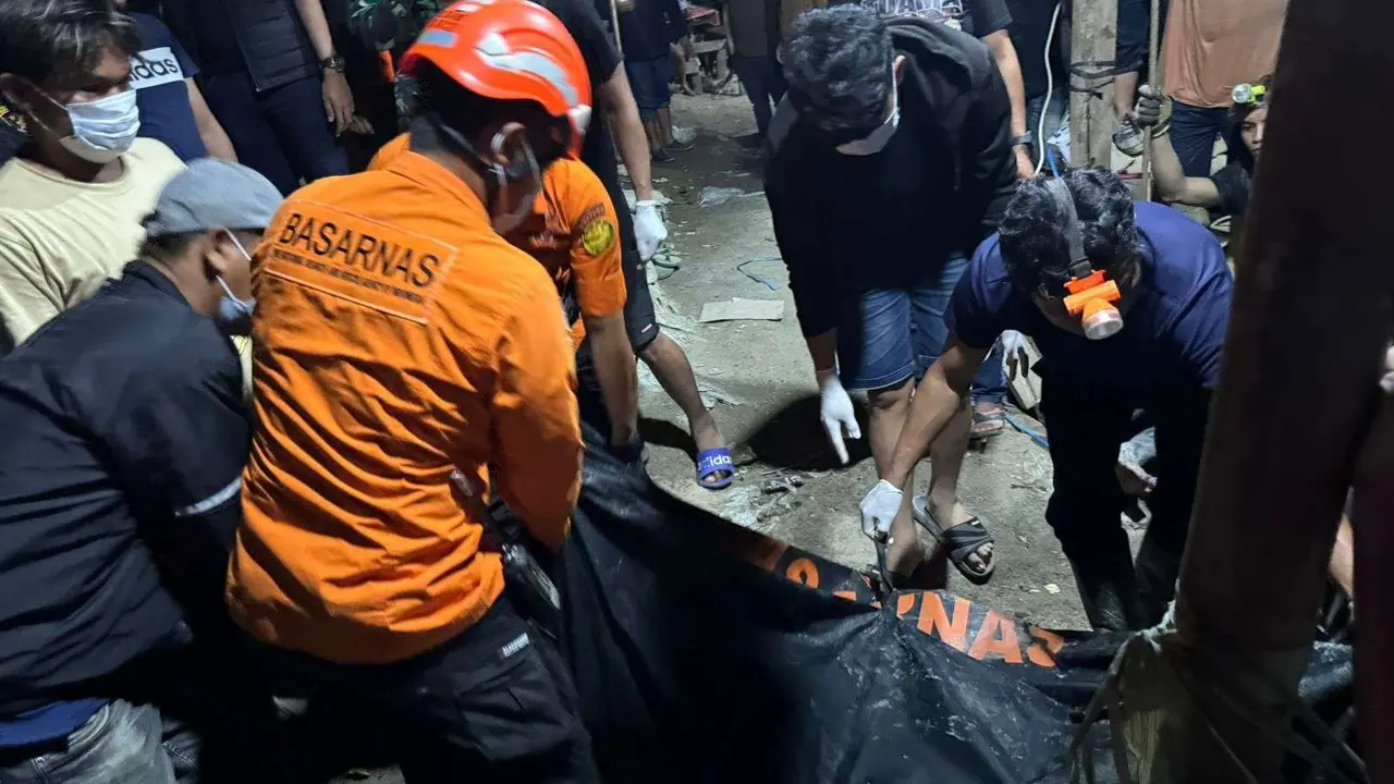 Proses evakuasi penambang emas di Desa Tatelu, Kecamatan Dimembe, Kabupaten Minahasa Utara, Sulut.