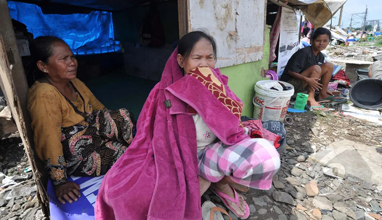 Warga Bongkaran Tanah Abang memanfaatkan puing-puing untuk membuat 'rumah darurat', Kawasan Bongkaran, Tanah Abang, Jakarta, Rabu (21/1/2015). (Liputan6.com/Miftahul Hayat)