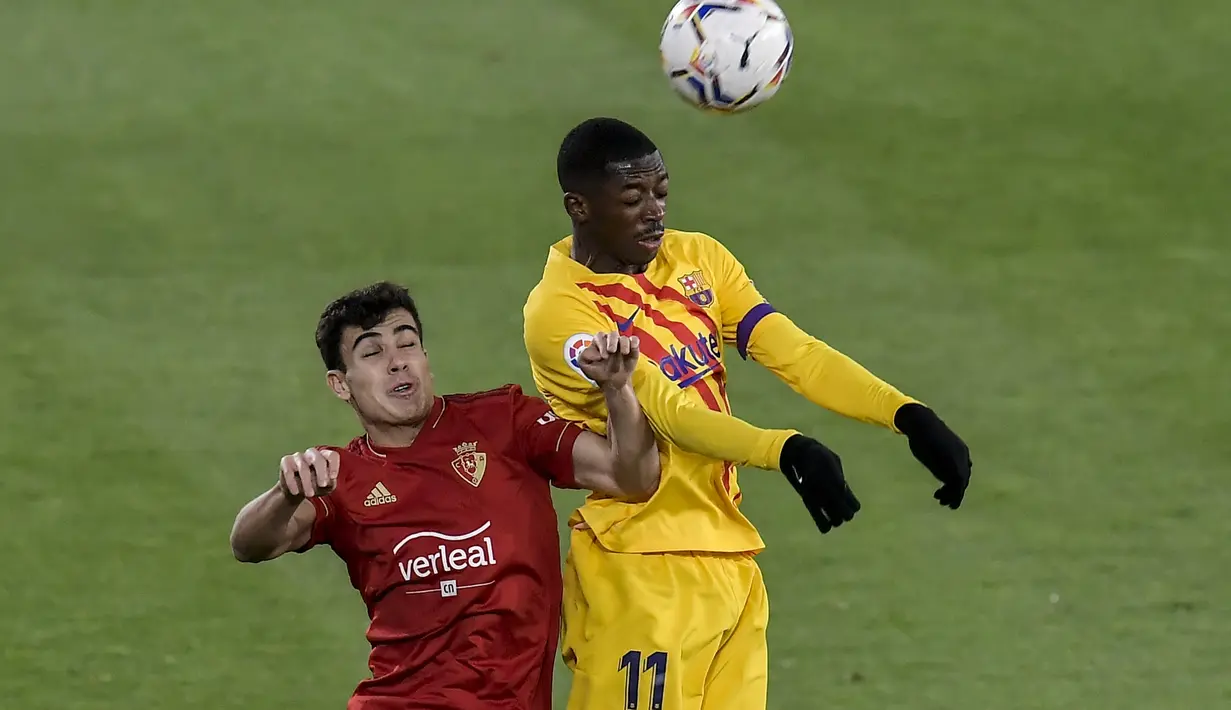 Penyerang Barcelona, Ousmane Dembele berebut bola udara dengan bek Osasuna, Manu Sanchez pada pertandingan lanjutan La Liga Spanyol di stadion El Sadar di Pamplona, Spanyol, Minggu (7/3/2021). Dengan kemenangan ini, Barcelona mengantongi 56 poin dari 26 pertandingan. (AP Photo/Alvaro Barrientos)