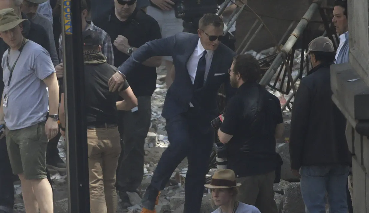 Aktor Daniel Craig (tengah), terlihat dalam lokasi syuting film terbaru James Bond 007 bertajuk 'Spectre' di kawasan alun-alun Zocalo, Mexico City, Meksiko, Selasa (24/3/2015). (REUTERS/Henry Romero) 
