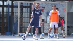 Pelatih Timnas Futsal Indonesia, Hector Souto memebrikan instruksi ke anak asuhnya pada pemusatan latihan di Tifosi Sport Center, Jakarta Timur, Rabu (1/4/2026). (Dok. Timnas Futsal Indonesia)