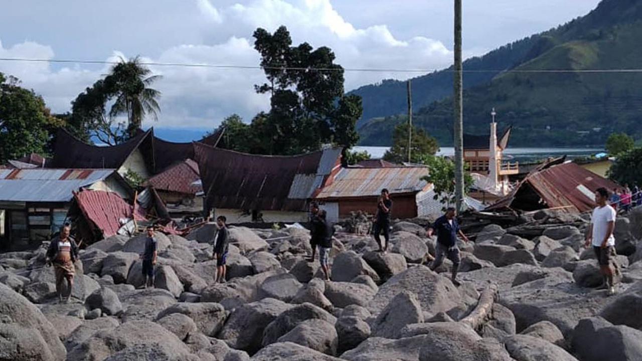 Penambakan batu-batu besar yang menyapu puluhan bangunan saat terjadi tanah longsor di Humbang Hasundutan, Sumatera Utara, pada 2 Desember 2023. Twitter/@BNPB_Indonesia