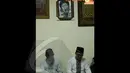 Sebuah lukisan Jojon terpampang di ruang tamu, Ciledug, Tangerang, Senin (14/04/2014) (Liputan6.com/Andrian M Tunay).