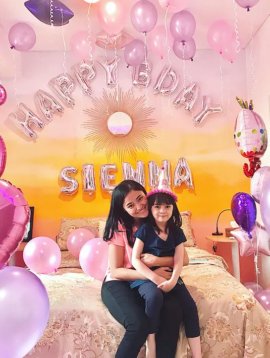 Dibalik tubuhnya yang mungil dan dandanannya yang selalu memikat, Caca sudah memiliki satu orang anak yang bernama, Sienna, buah cinta dari pernikahannya bersama Ben Kasyafani kala itu. (Instagram/marshanda99)