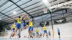 Para pebasket putri Merpati Bali saat berlatih di Futsal Hut, Asaba Arena, Jumat (20/1/2017). Latihan untuk memantapkan strategi mengikuti kompetisi "Merpati Bali Basketball Challenge" di Denpasar, Bali, 2-7 Februari 2017. (Bola.com/Nicklas Hanoatubun)