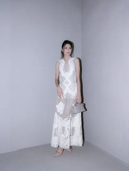 Mikha Tambayong tampil dengan dress tanpa lengan dengan aksen leher yang dalam. Dress ini juga memiliki bagian rok yang semi-transparan. [Foto: Document/FIMELA]